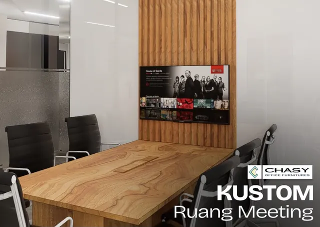 Ruang meeting dengan meja kayu solid dan panel kayu vertikal di dinding TV, karya Chasy Office Furniture